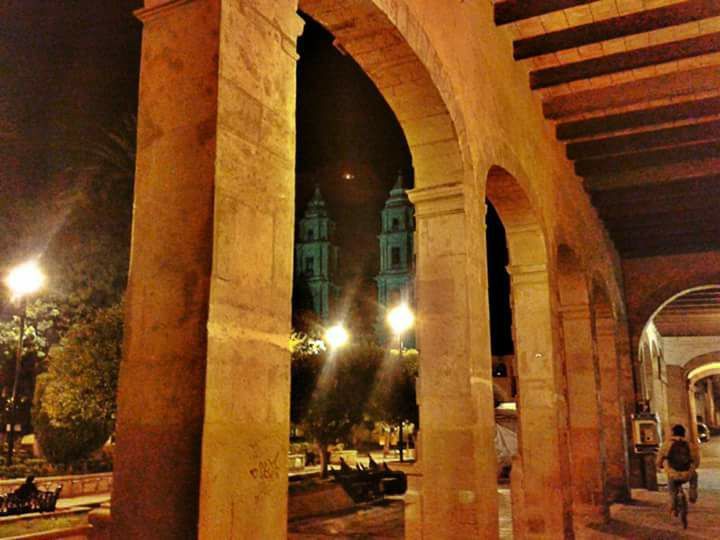 Vista nocturna de las torres de la parroquia desde los portales del centro