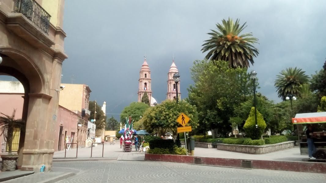 Cielo de tormenta sobre el Jardín Principal y la parroquia