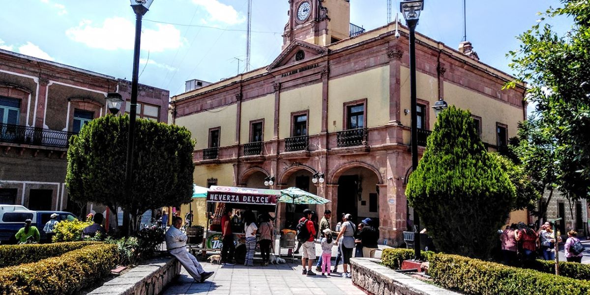 Palacio Municipal de San Luis de la Paz con puestos y visitantes