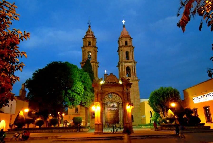 Torres de la Parroquia de San Luis Rey de Francia al anochecer